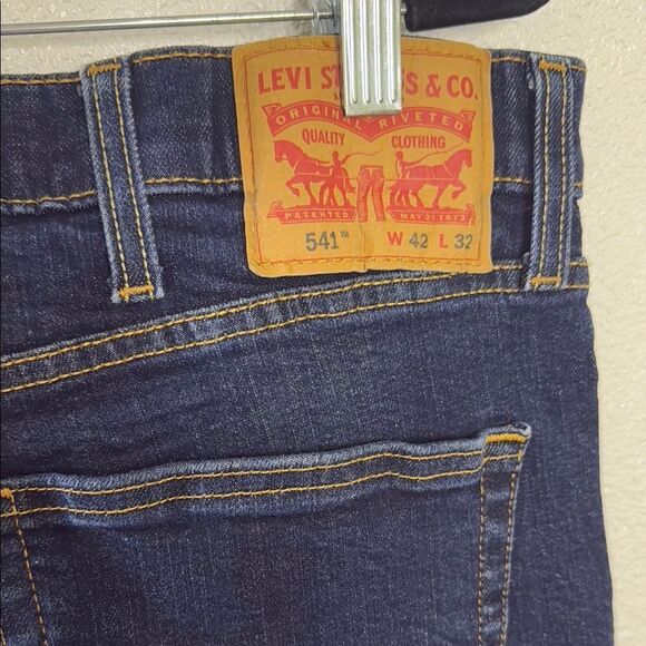 Levi's Relaxed Blue Jeans with Classic Style- 42x32 - Picture 6 of 11